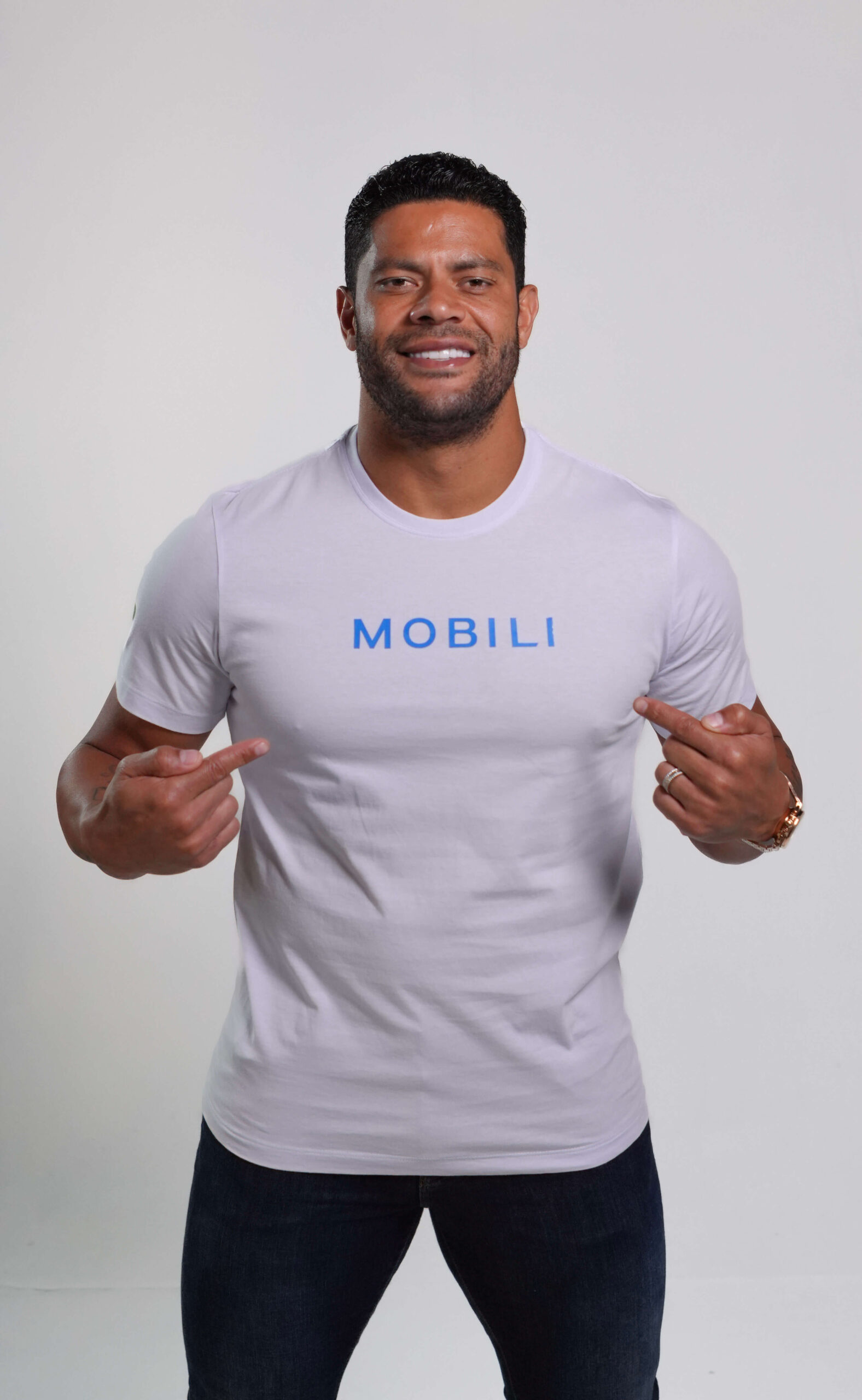 Hulk sentado usando camisa da Mobili