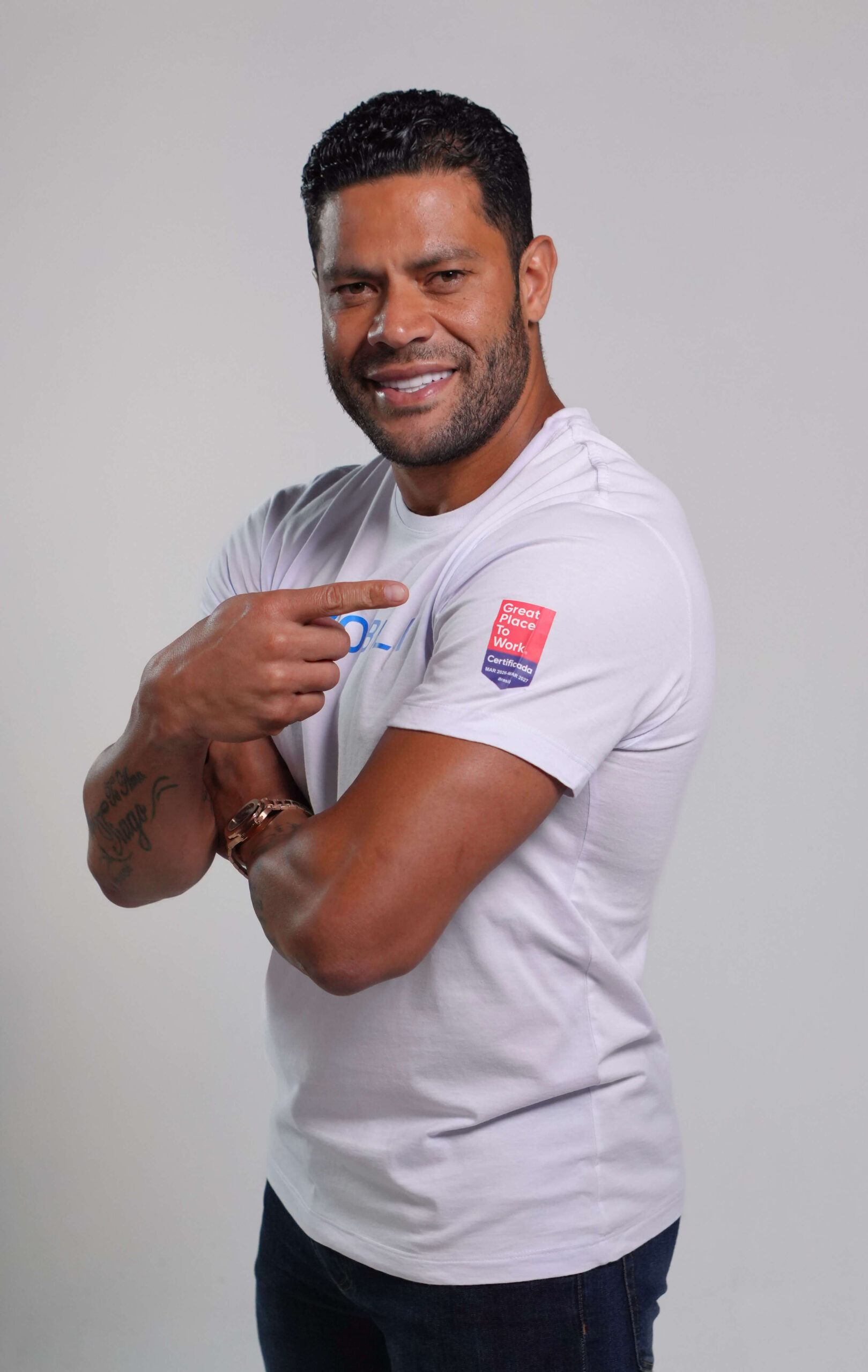 Hulk posando com camiseta da Mobili