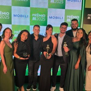 Equipe Mobili reunida com os troféus do Prêmio Reclame Aqui