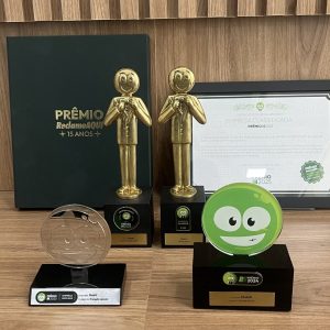 Troféus do Prêmio Reclame Aqui expostos na sede da Mobili