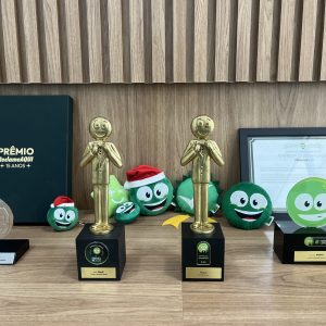 Troféus e mascotes do Prêmio Reclame Aqui em exposição