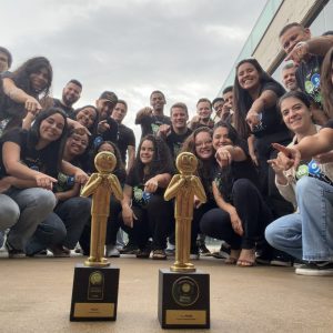 Troféu do Prêmio Reclame Aqui e certificado da Mobili